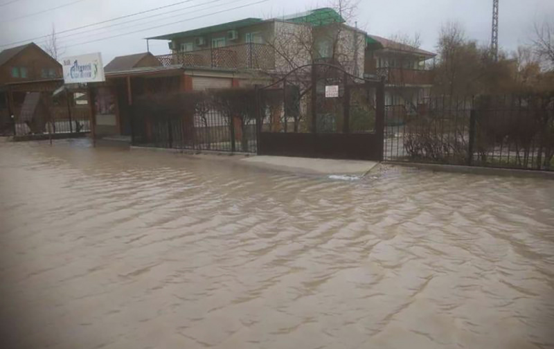 На Азовском море около недели свирепствует шторм