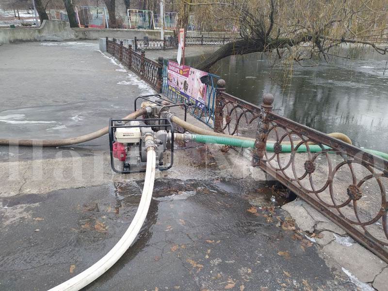 В Днепре откачивают воду в парке Глобы – новости Днепра