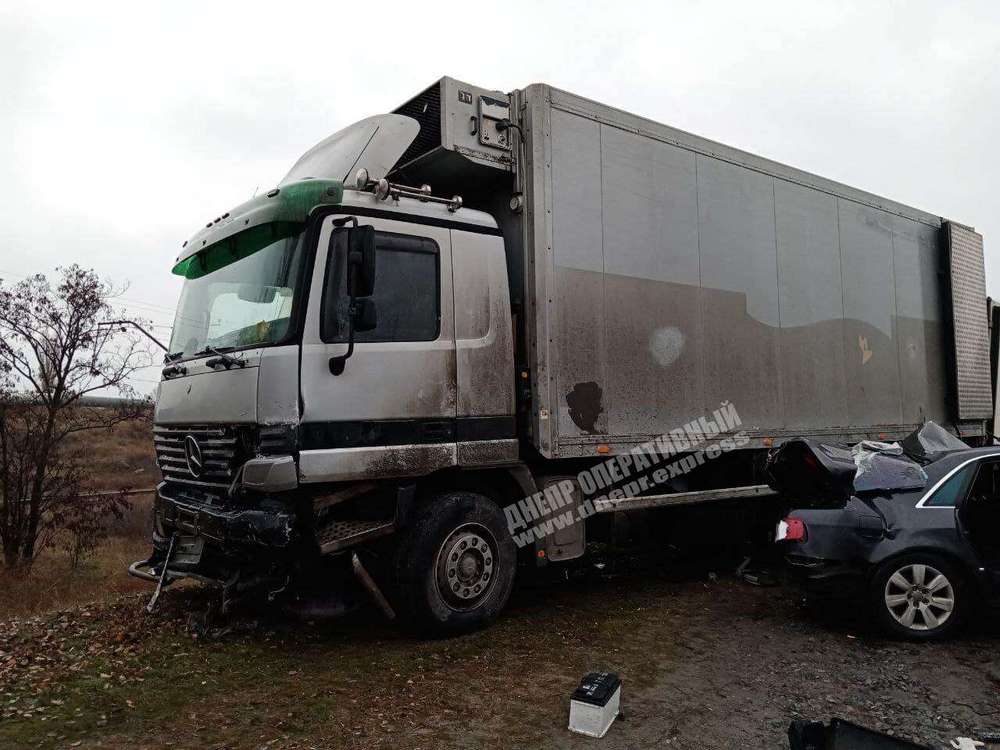 В Днепре на Гаванской Audi врезался в грузовик