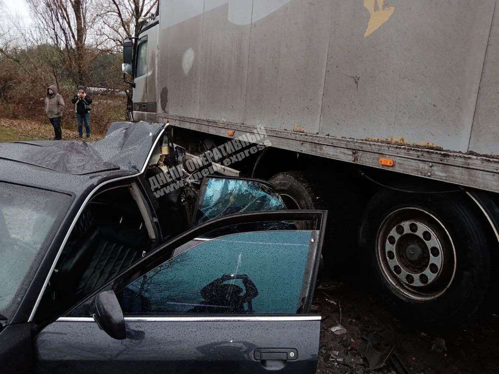 В Днепре на Гаванской Audi врезался в грузовик