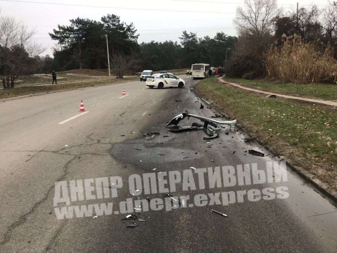 На улице 20-летия Победы легковушка протаранила автобус (Фото)