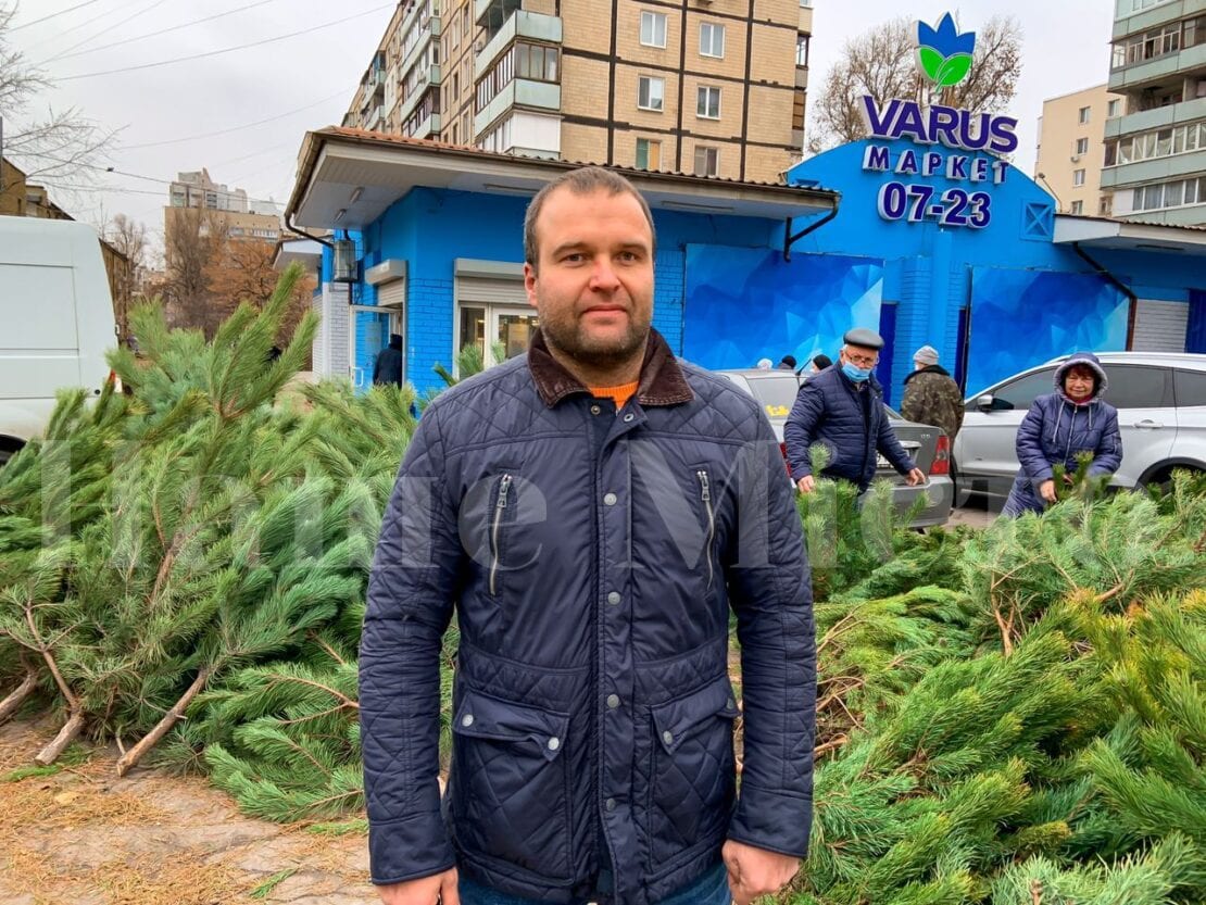 В Днепре бесплатно раздают новогодние елки (Фото)