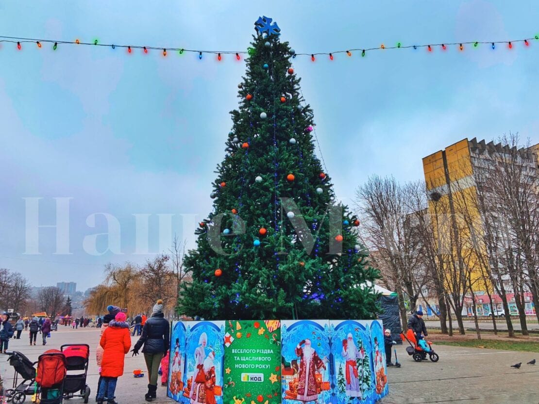 В Днепре на Победе установили новогоднюю елку (Фото)