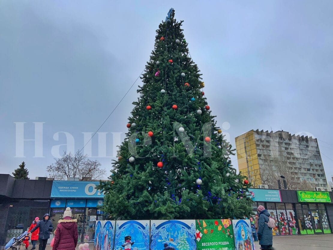 В Днепре на Победе установили новогоднюю елку (Фото)