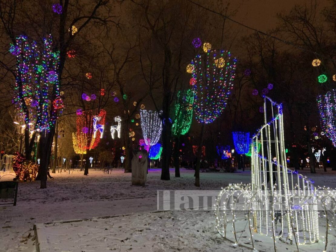 В Днепре сквер Героев засиял новогодними огнями: завораживающие фото