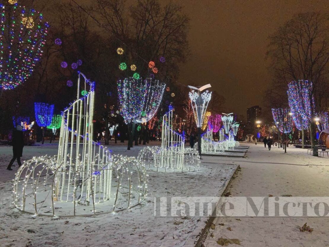 В Днепре сквер Героев засиял новогодними огнями: завораживающие фото