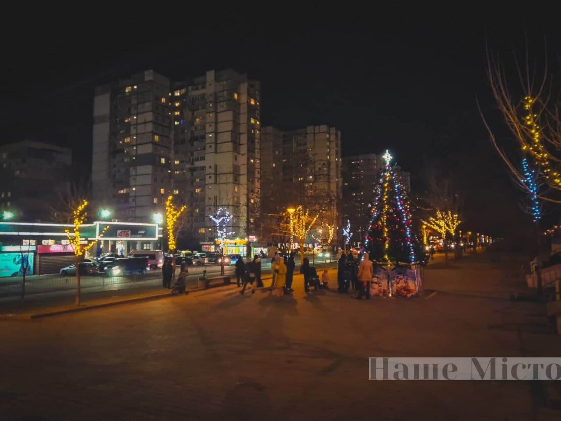 Улицы, скверы парки преображаются к новому году.