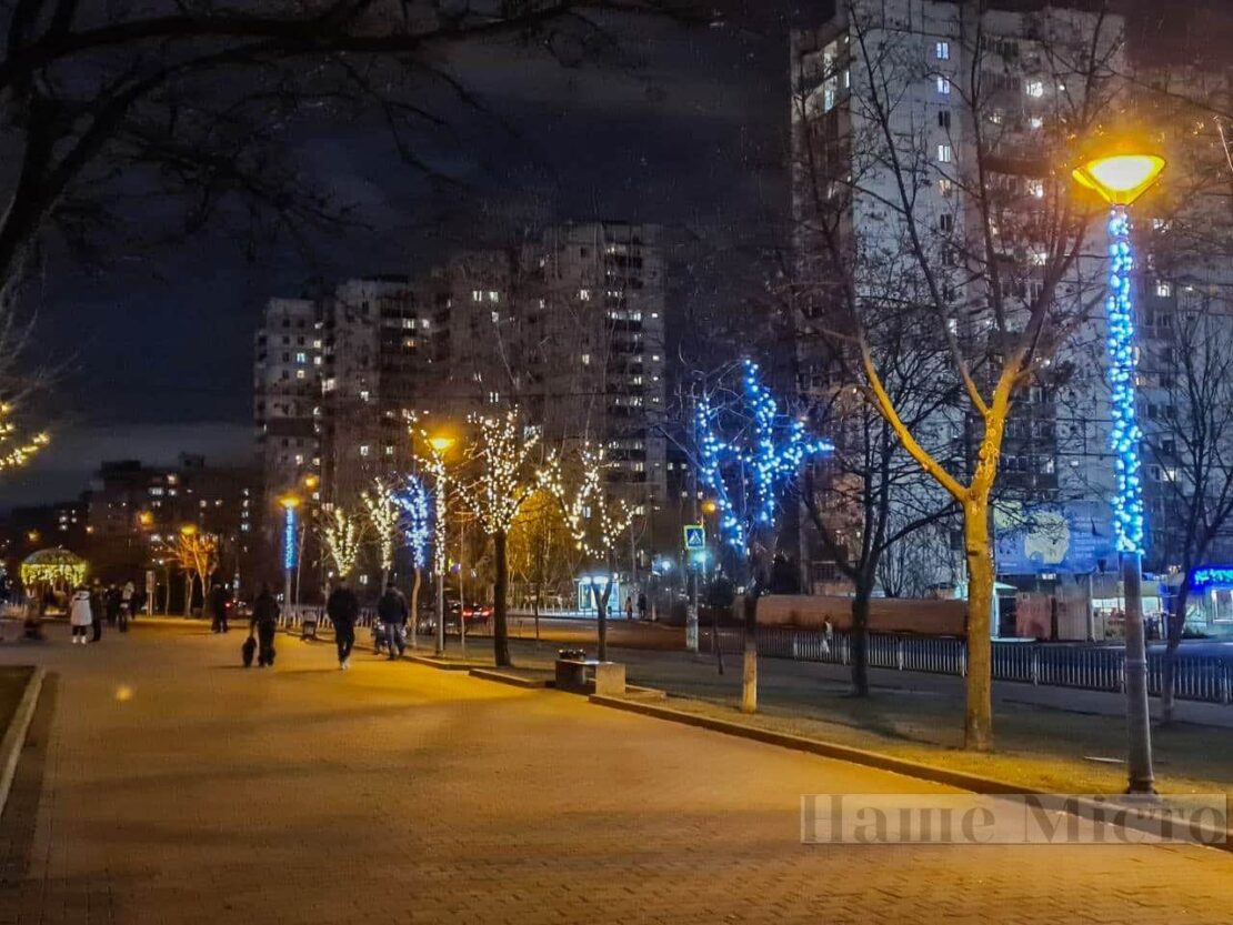 Улицы, скверы парки преображаются к новому году.