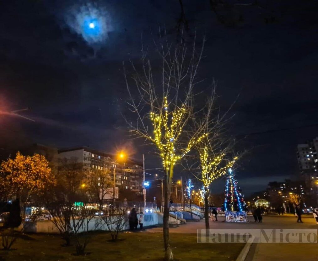 Улицы, скверы парки преображаются к новому году.