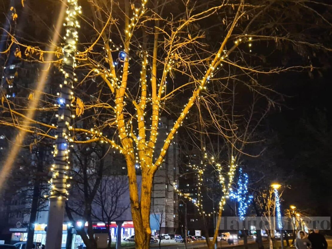 Улицы, скверы парки преображаются к новому году.