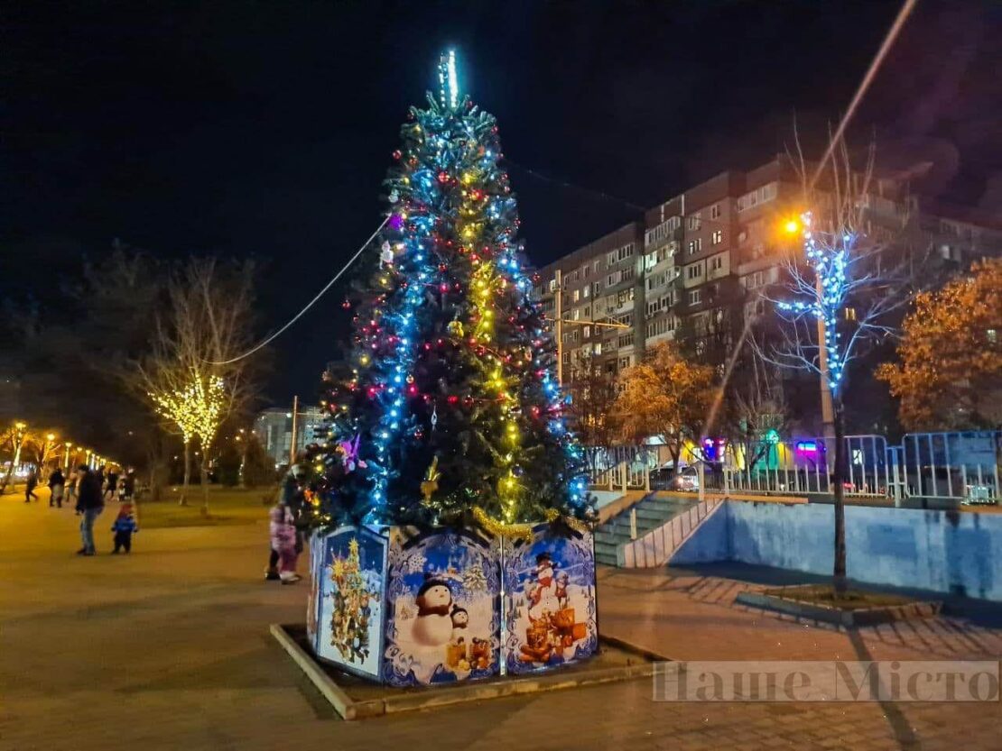 Улицы, скверы парки преображаются к новому году.