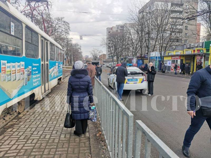 Внизу пр. Поля машина влетела в трамвайную остановку – новости Днепра