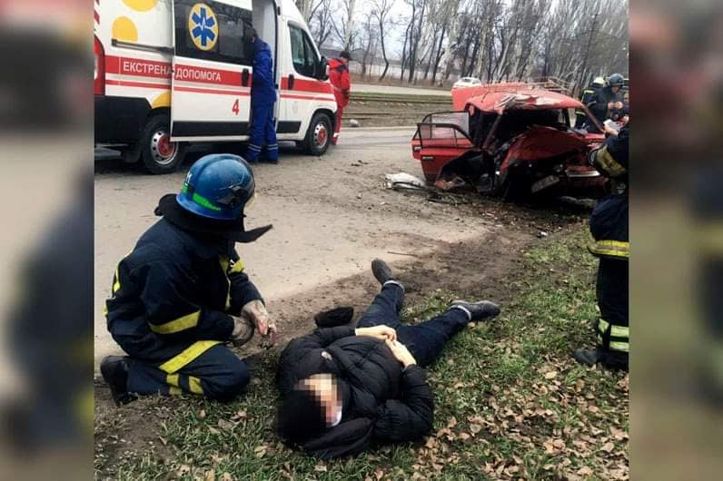 Женщину выбросило через лобовое стекло: под Днепром в страшной аварии пострадали три человека