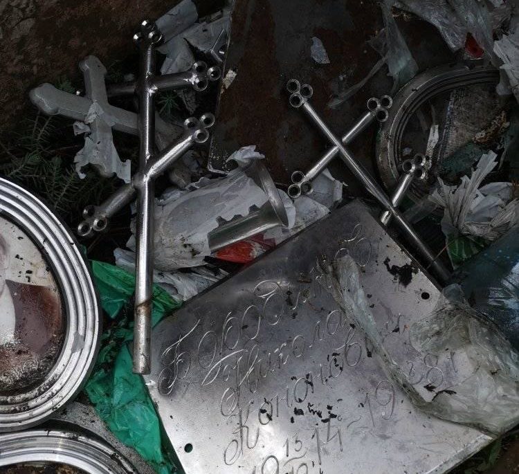 Под Днепром вандалы осквернили надгробия на кладбище