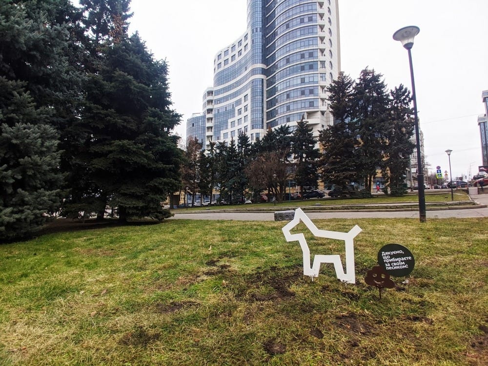 В Днепре возле памятника Славы появилось 6 какающих собачек (Фото)