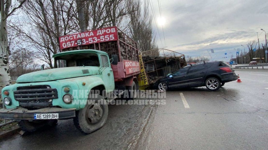 Peugeot въехал под рекламный грузовик с дровами – новости Днепра