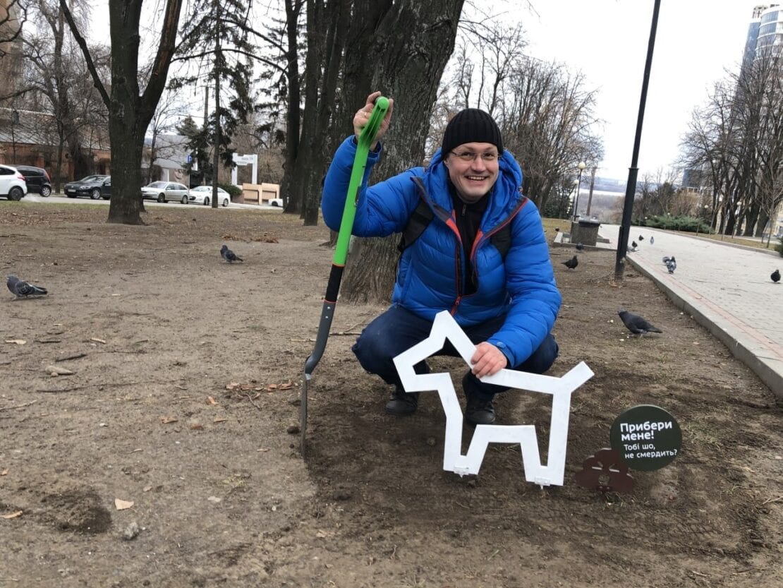 В Днепре возле памятника Славы появилось 6 какающих собачек (Фото)