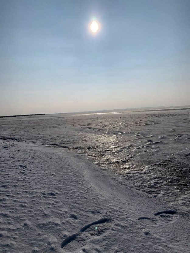 Молочный лиман, впадающий в Азовское море, полностью замерз (Фото)