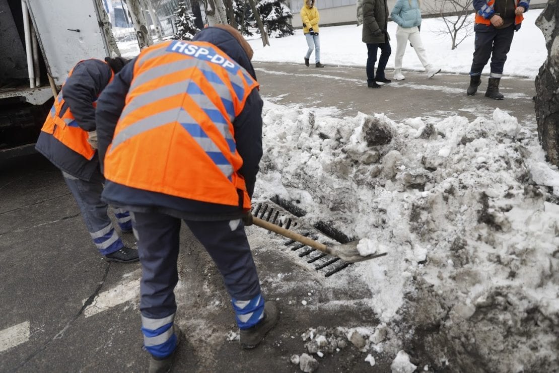 У Дніпрі комунальники розчищають ливнівки для приймання талого снігу
