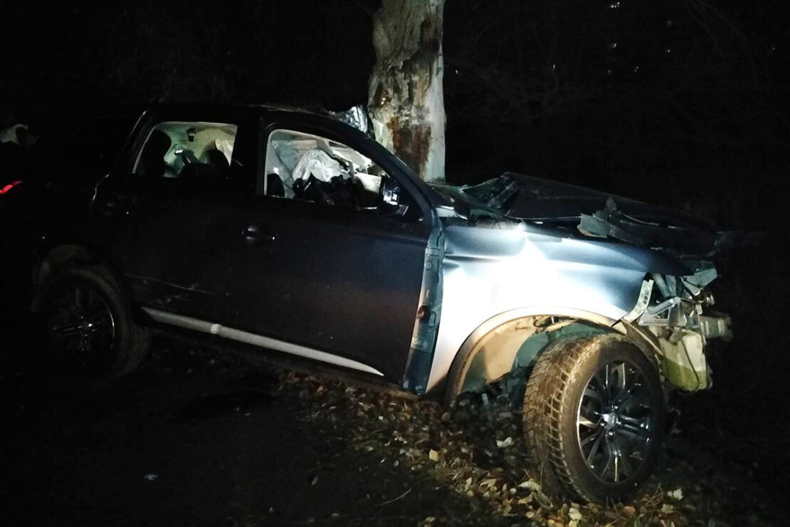в Днепре 20-летний водитель врезался в дерево и погиб