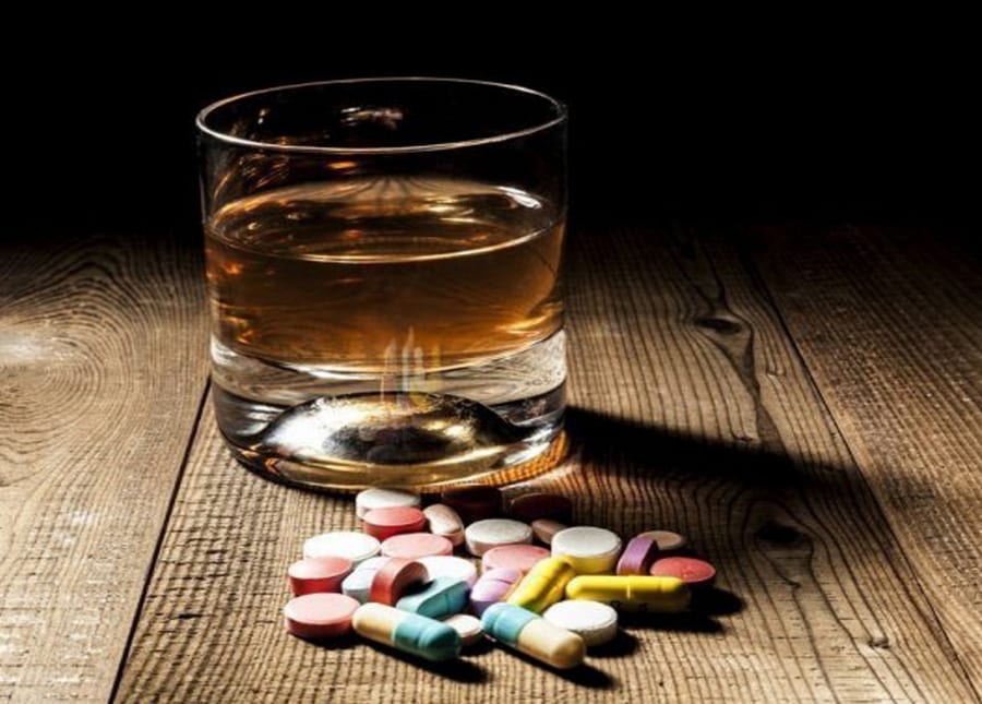 Почему нельзя совмещать алкоголь и лекарства