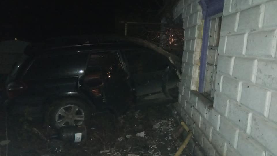 Под Днепром автомобиль протаранил стену жилого дома и едва не раздавил владельца