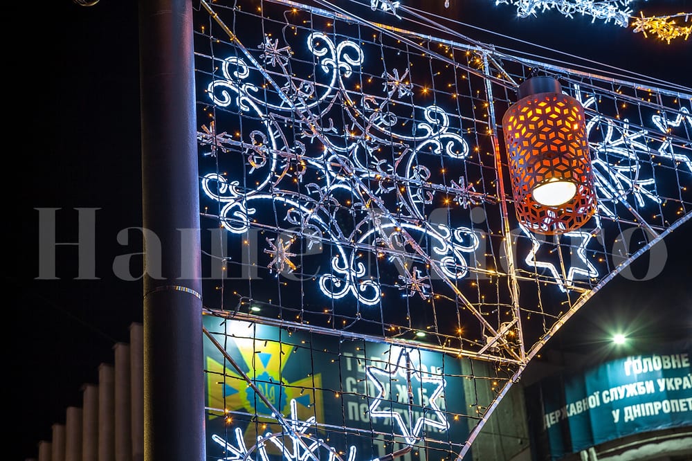Новогодняя арка и горящий Олаф: волшебство ночной улицы Короленко (Фоторепортаж)