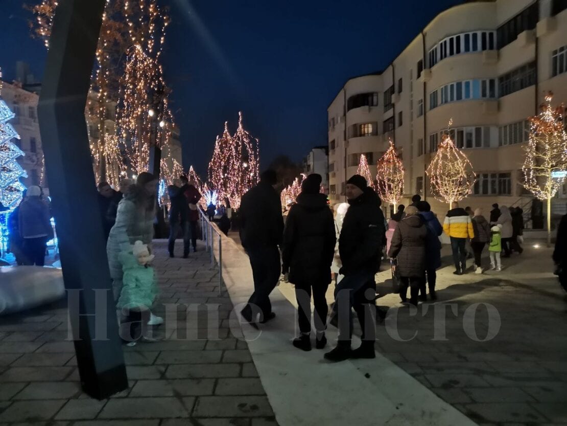 Невозможно пройти мимо: в Днепре улицу Яворницкого превратили в новогоднюю фотозону (Фото)