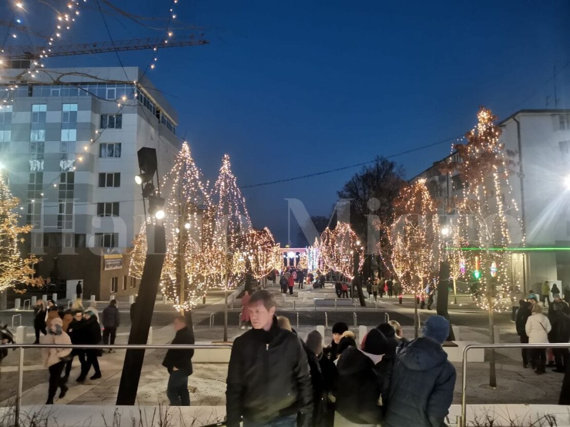 Невозможно пройти мимо: в Днепре улицу Яворницкого превратили в новогоднюю фотозону (Фото)