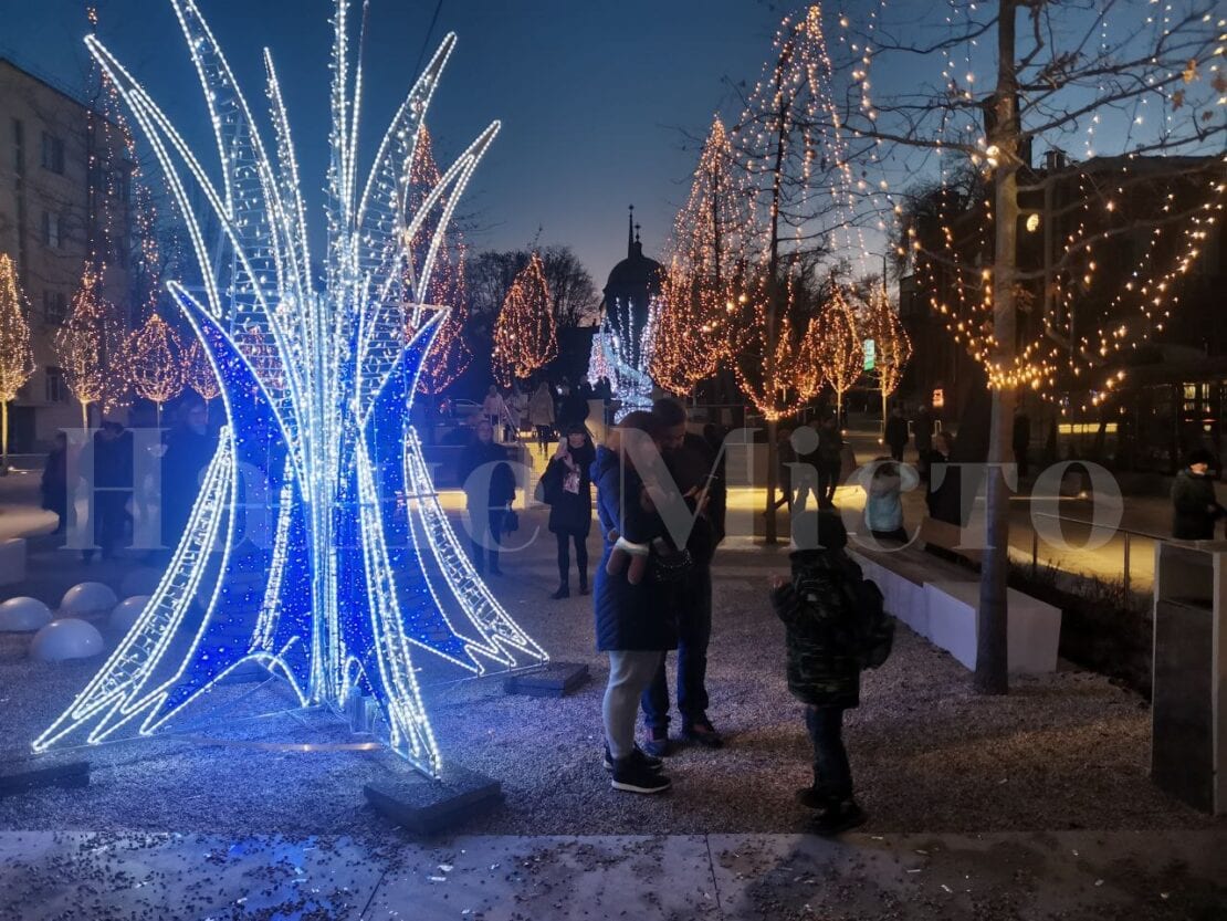 Невозможно пройти мимо: в Днепре улицу Яворницкого превратили в новогоднюю фотозону (Фото)