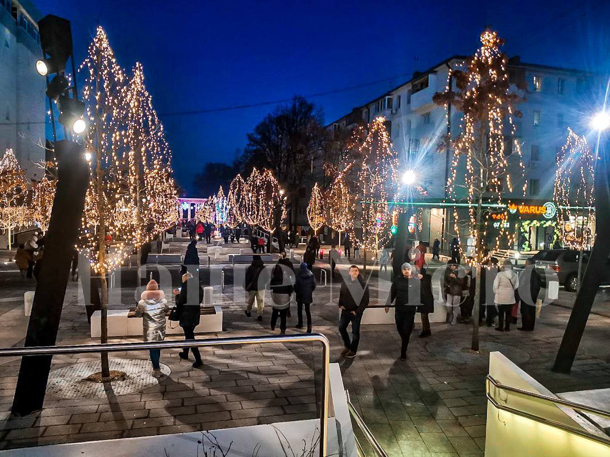 Невозможно пройти мимо: в Днепре улицу Яворницкого превратили в новогоднюю фотозону (Фото)