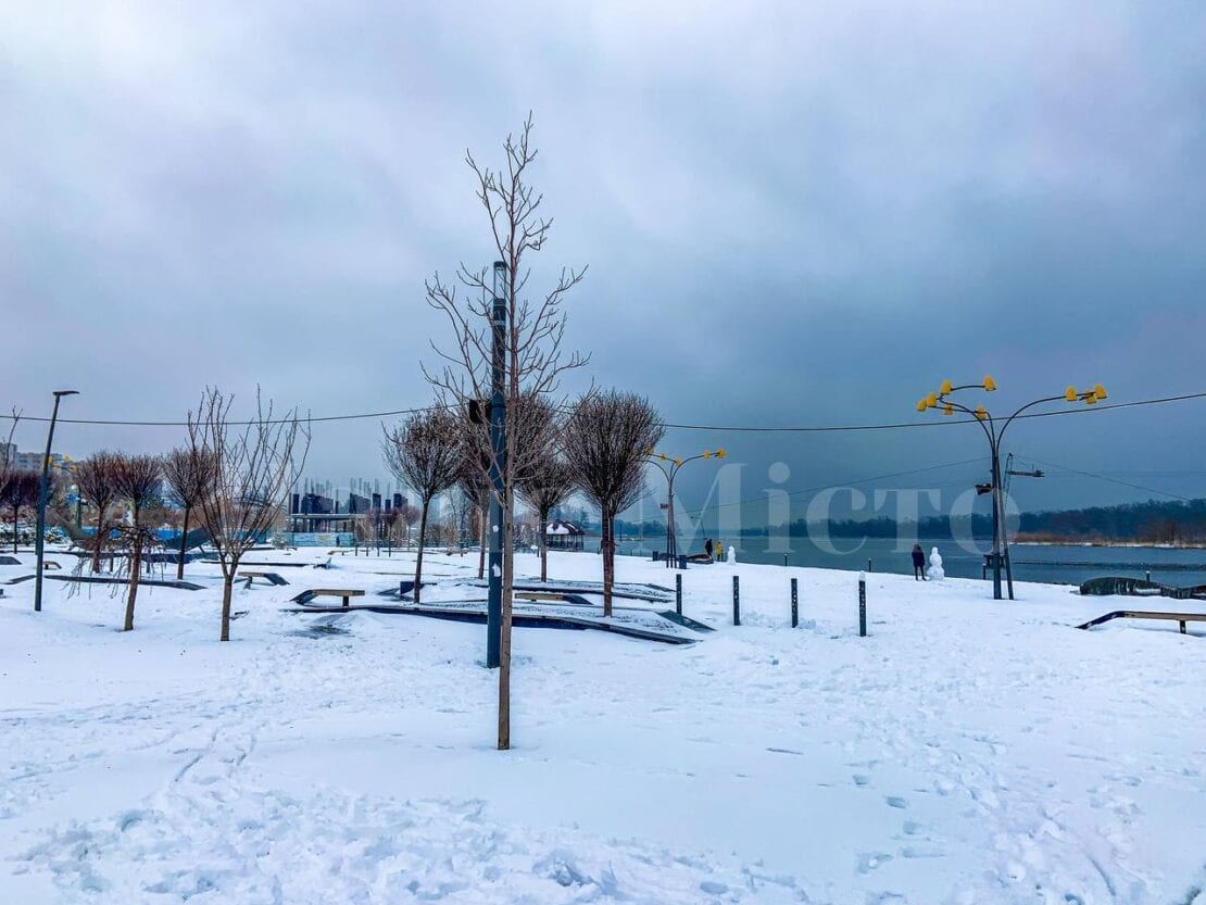 В Днепре в сквере Прибрежный устроили выставку снеговиков (Фоторепортаж)