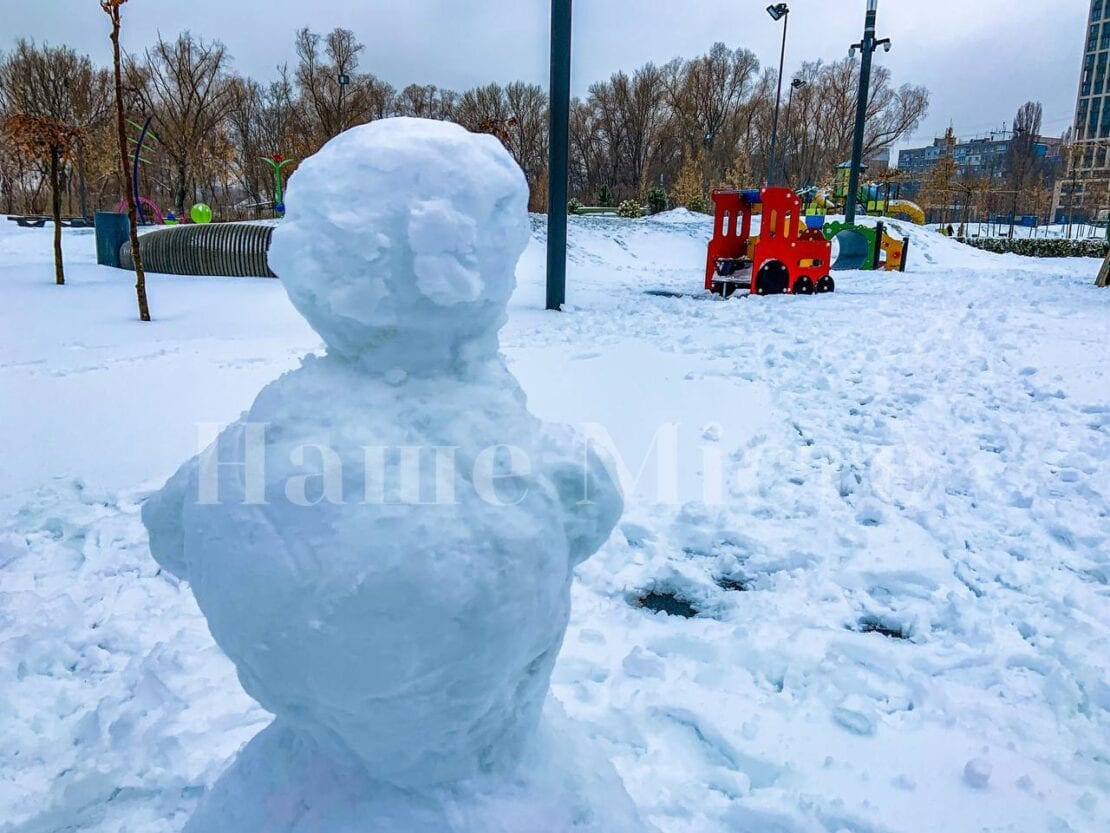 В Днепре в сквере Прибрежный устроили выставку снеговиков (Фоторепортаж)