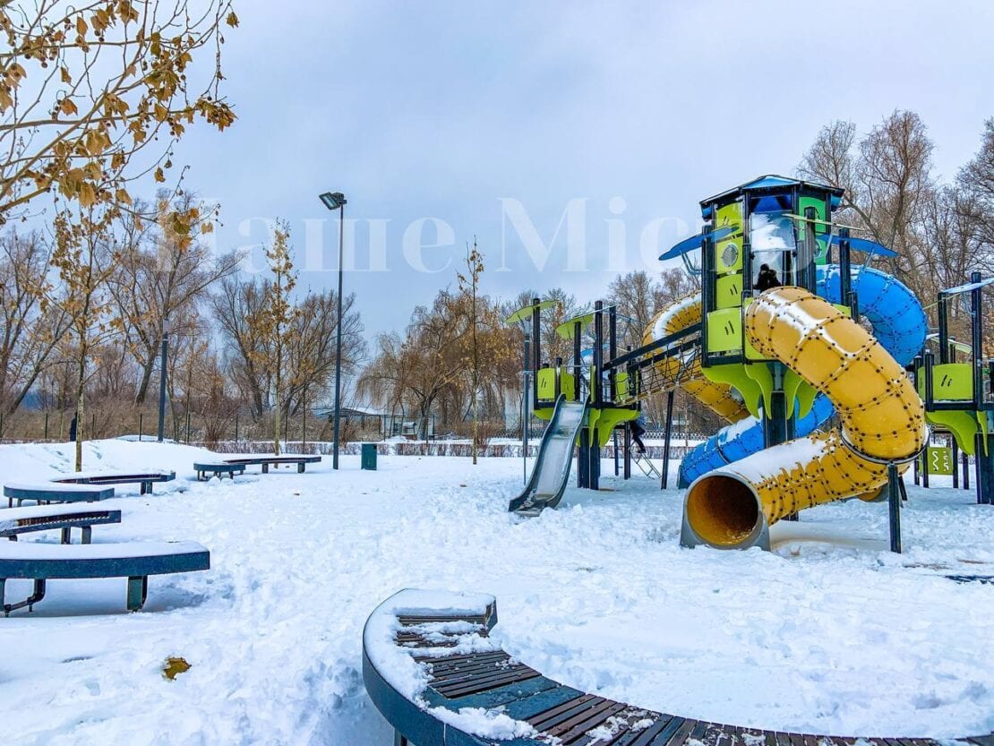 В Днепре в сквере Прибрежный устроили выставку снеговиков (Фоторепортаж)