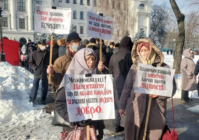 В Днепре проходит митинг против повышения тарифов (Фото)