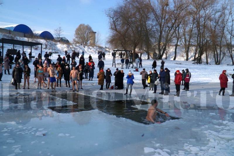 На озере Котлован устроили Крещенские купания – новости Днепра