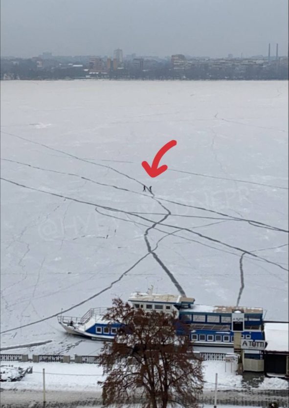 Двух детей заметили на льду посреди реки – новости Днепра