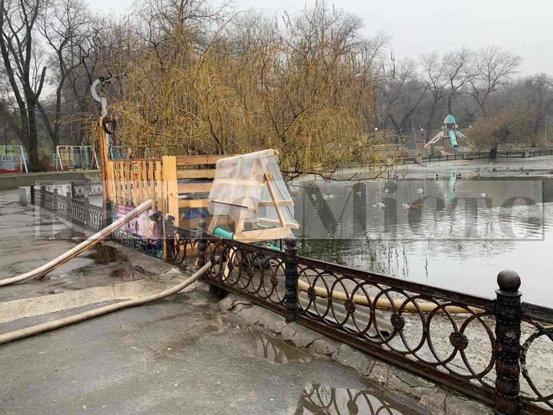 В Днепре в парке Глобы озеро снова вышло из берегов (Фото)