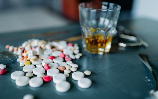 Почему нельзя совмещать алкоголь и лекарства 