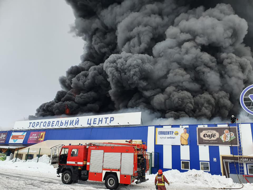 В Николаевской области в Первомайске горит торговый центр «Эпицентр». 