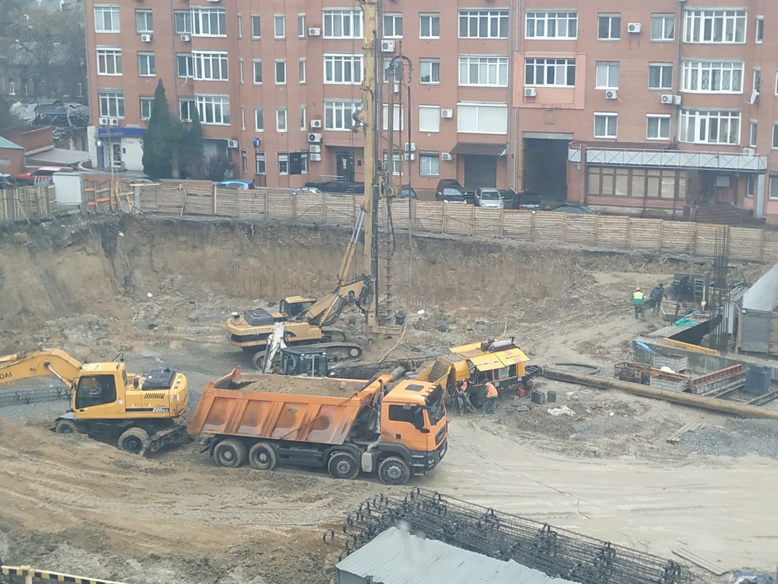 В центре Днепра кипит стройка: возводят 19-этажный комплекс (Фото)
