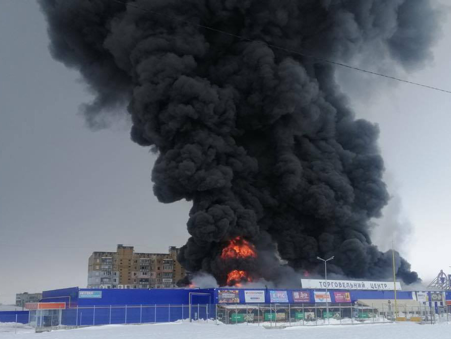 В Николаевской области в Первомайске горит торговый центр «Эпицентр».