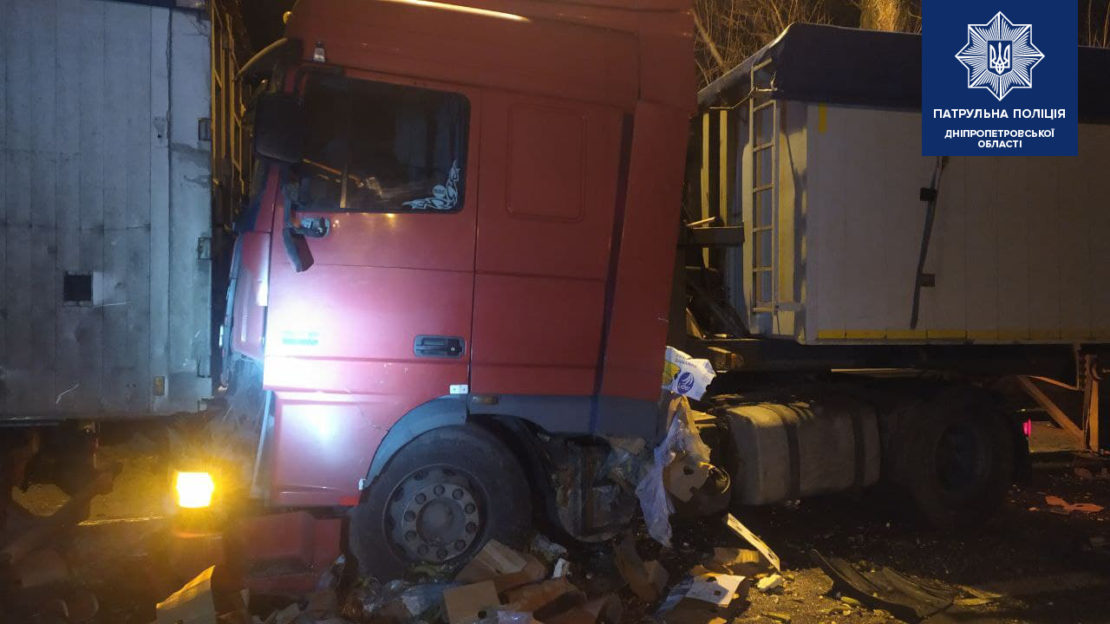 Сегодня утром на Криворожском шоссе возле села Николаевка произошло серьезное ДТП. Водитель DAF заснул за рулем и въехал в два грузовика на обочине. 
