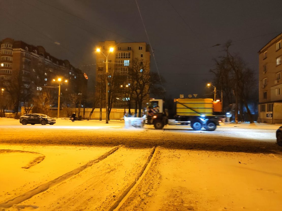 В Днепре коммунальщики ликвидируют последствия ночного снегопада и ледяного дождя