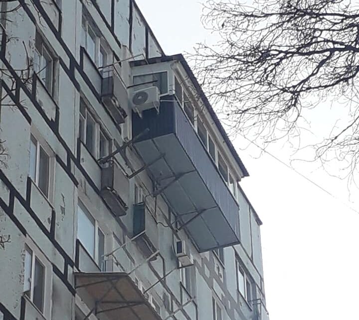 В Днепре на ж/м Тополь в малосемейке вместо "корзинки" построили "царь-балкон" (Фото)