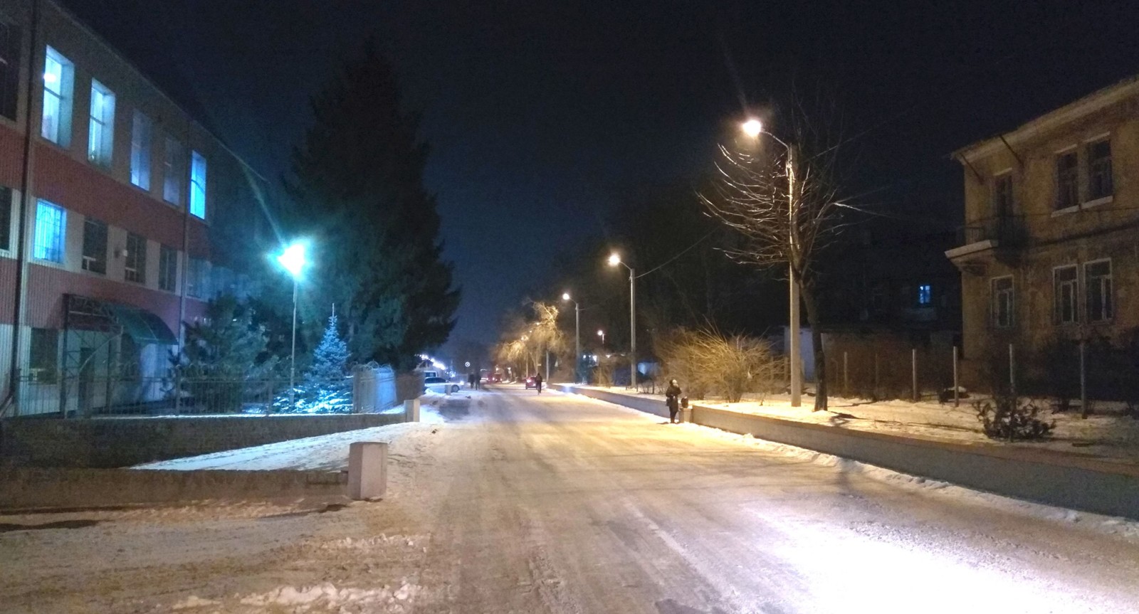 Теперь можно ночью ходить без фонарика: в Днепре на ул. Гордиенко установили уличное освещение