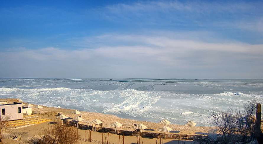 Азовское море замерзло: лед сковал километры побережья (Фото)