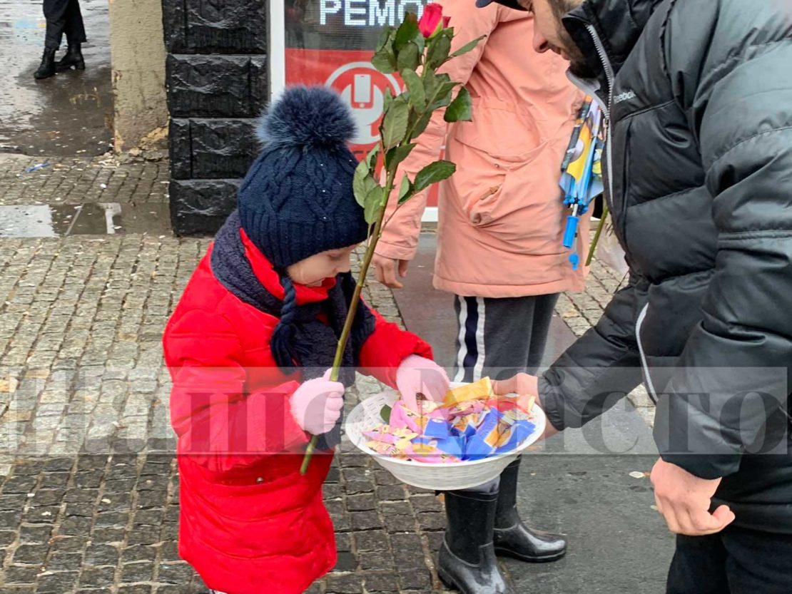 В Днепре на Европейской площади мусульманки раздавали розы и угощали конфетами (Фото)