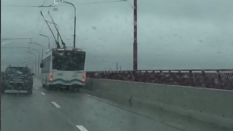 На Новом мосту остановились троллейбусы (Фото) – новости Днепра