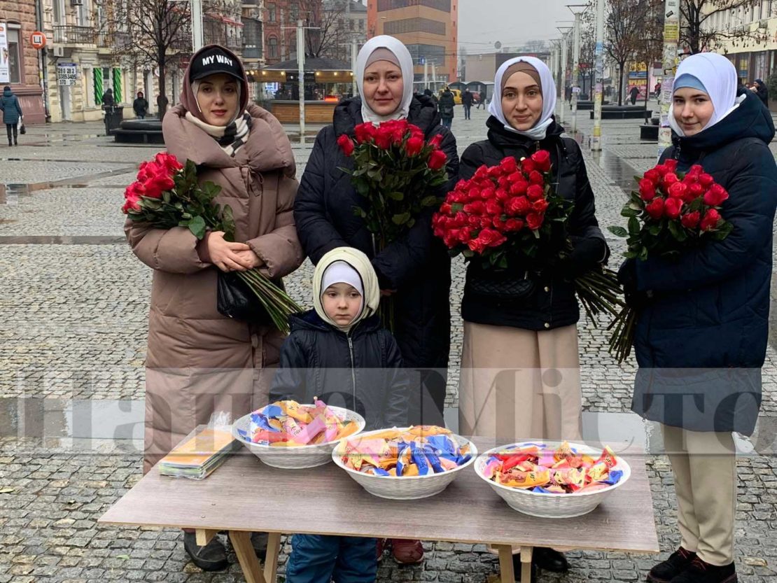 В Днепре на Европейской площади мусульманки раздавали розы и угощали конфетами (Фото)